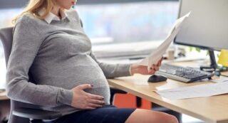 femme enceinte au bureau